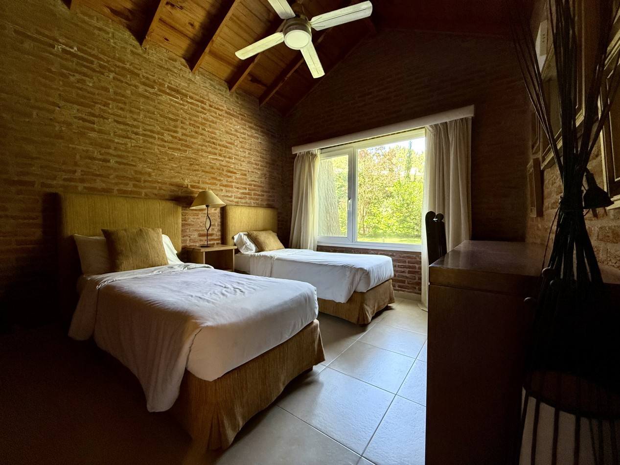 EXCELENTE CASA EN VENTA EN CARILO