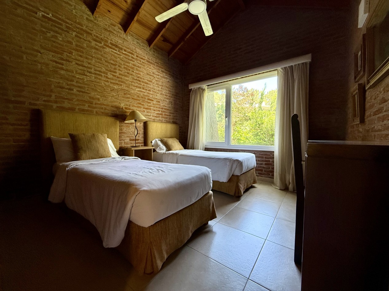 EXCELENTE CASA EN VENTA EN CARILO