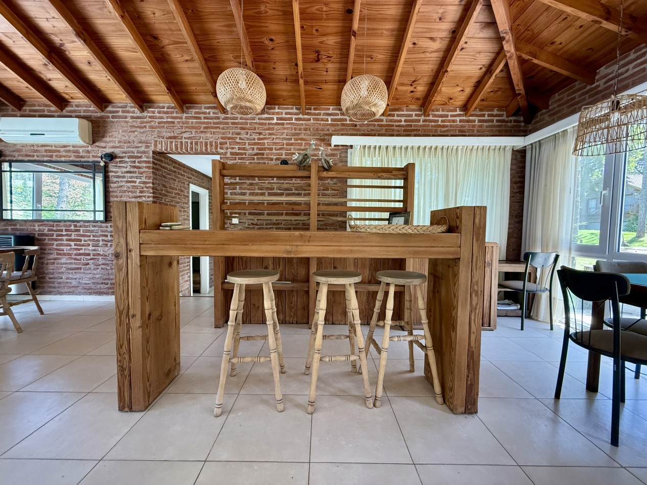 EXCELENTE CASA EN VENTA EN CARILO