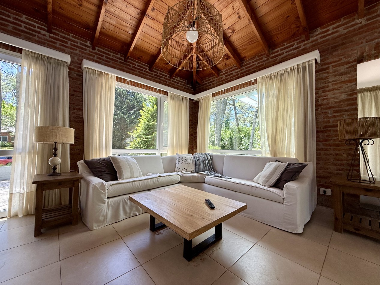 EXCELENTE CASA EN VENTA EN CARILO