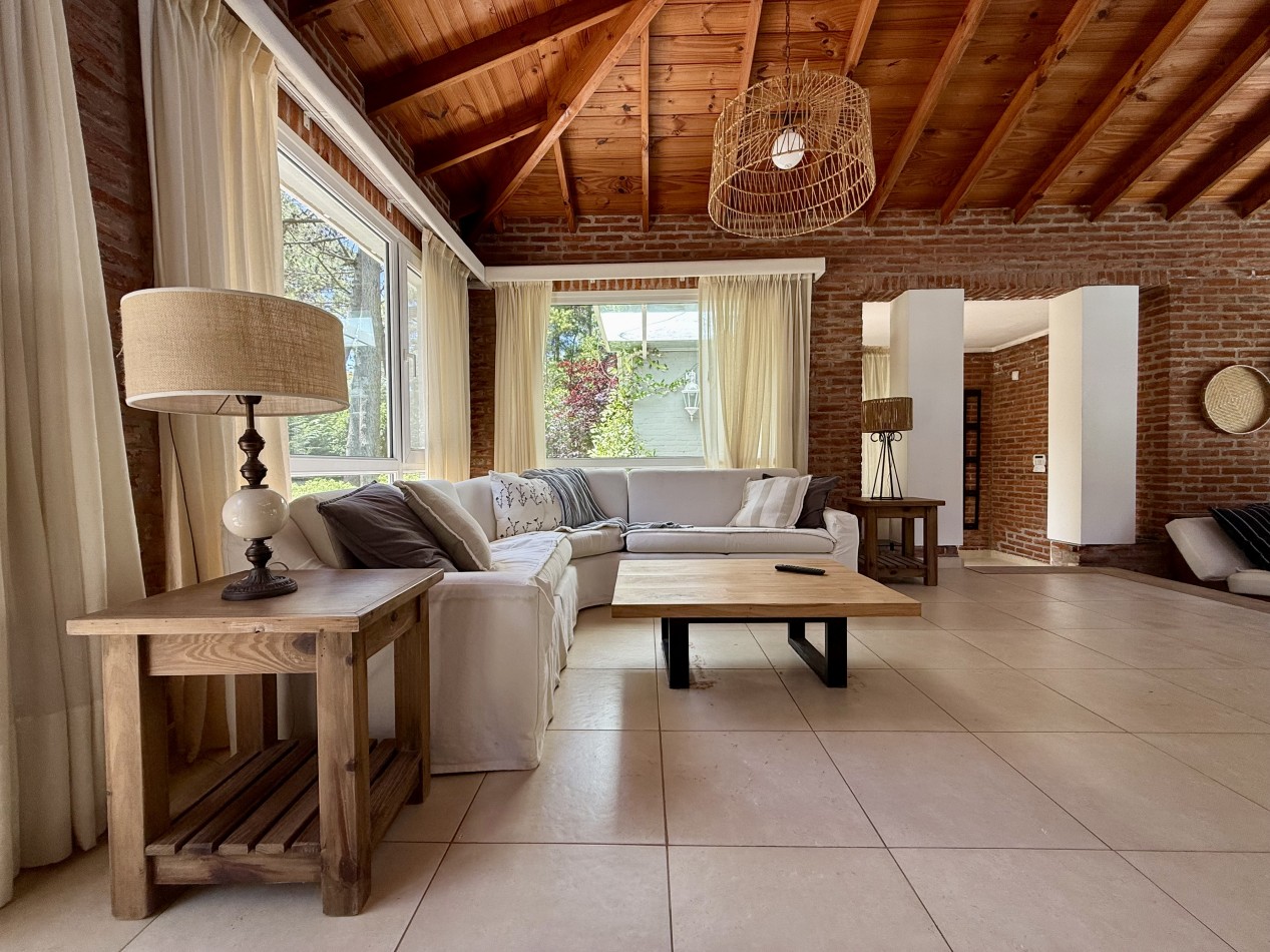 EXCELENTE CASA EN VENTA EN CARILO