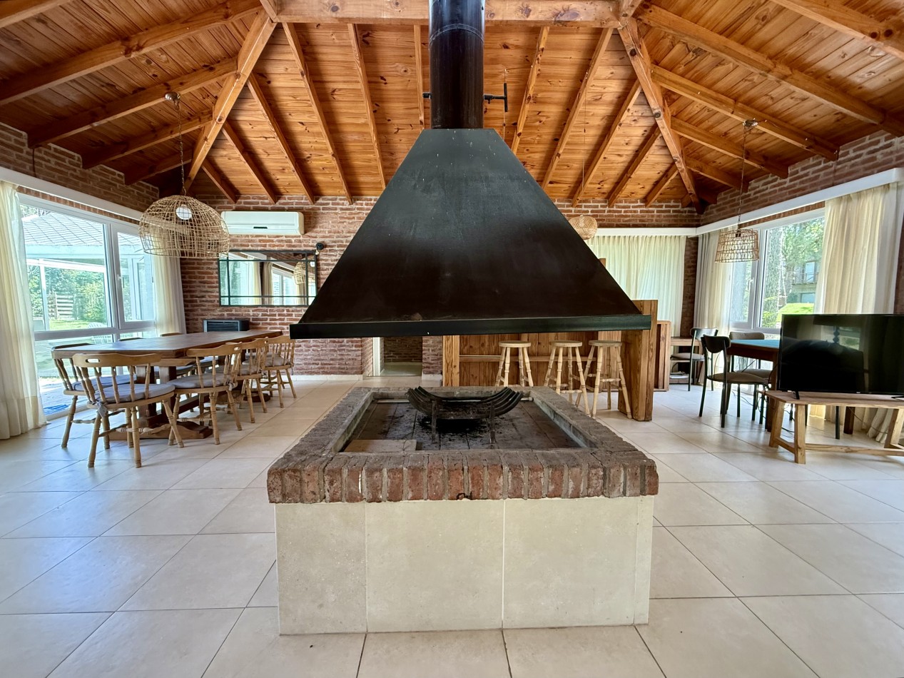 EXCELENTE CASA EN VENTA EN CARILO