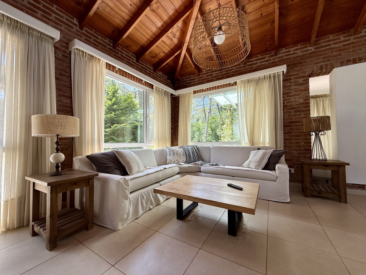 EXCELENTE CASA EN VENTA EN CARILO