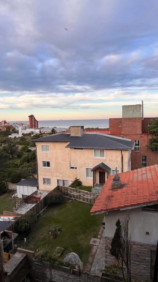 Amplio departamento con vista al mar
