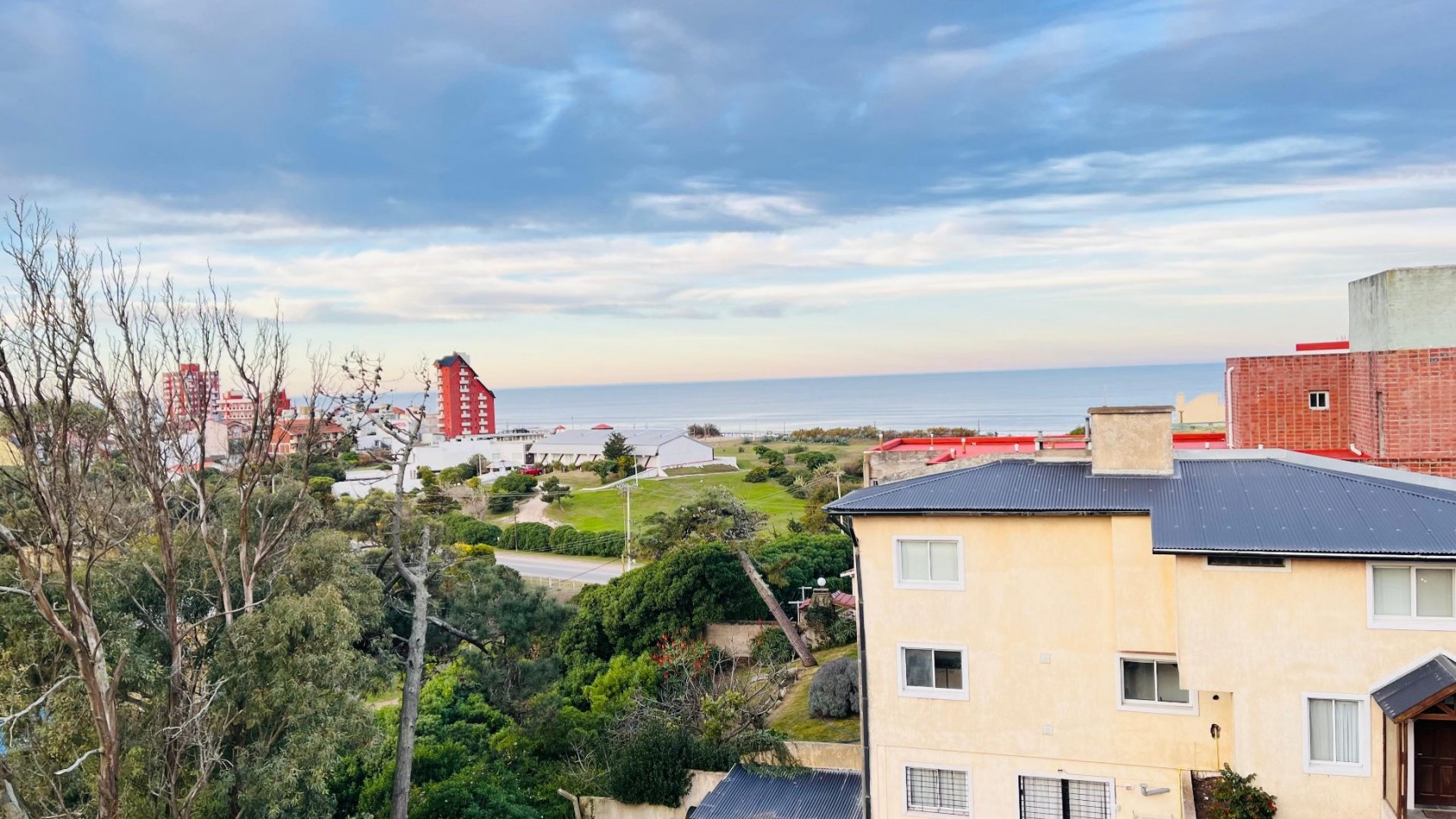 Amplio departamento con vista al mar