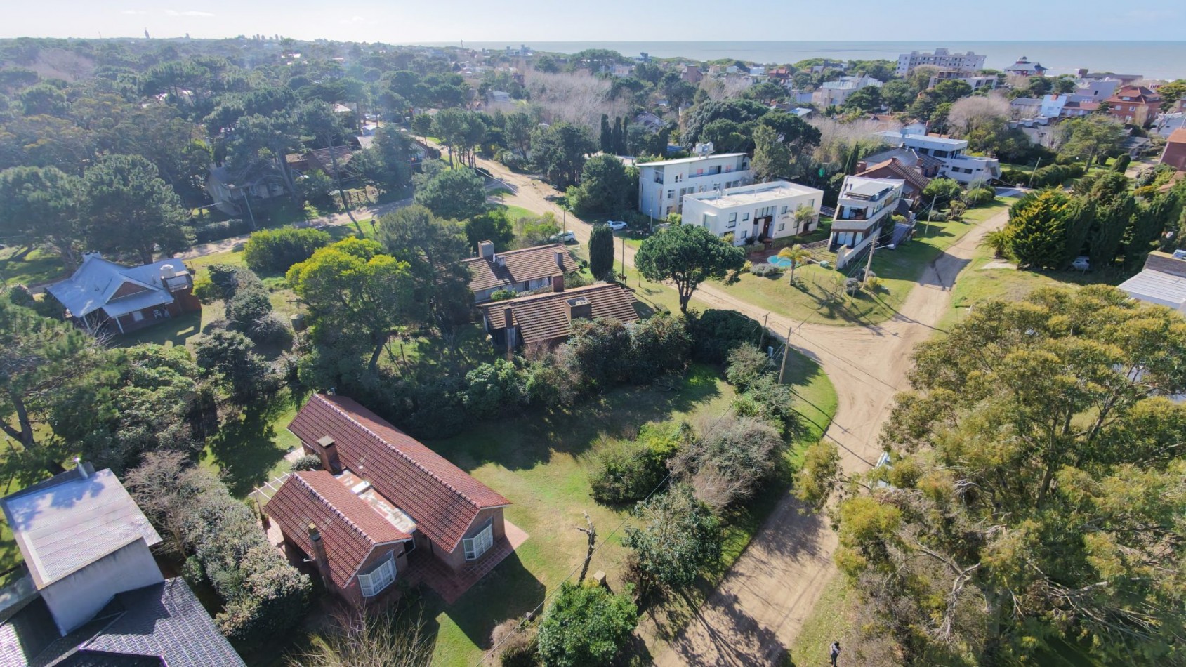 Casa en VENTA sobre 2 lotes con un total de 943M2 