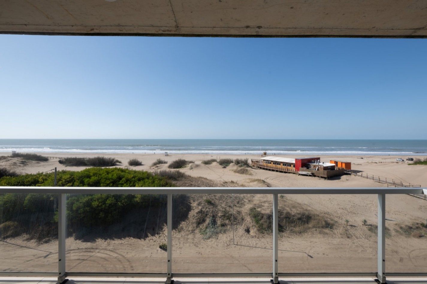Departamento con amplia terraza frente al mar