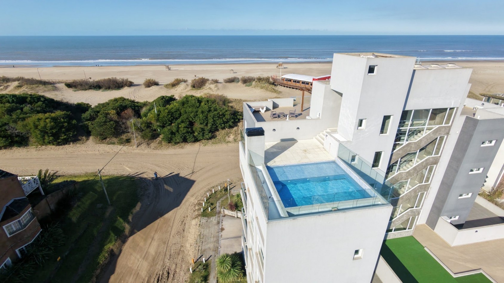 Departamento con amplia terraza frente al mar