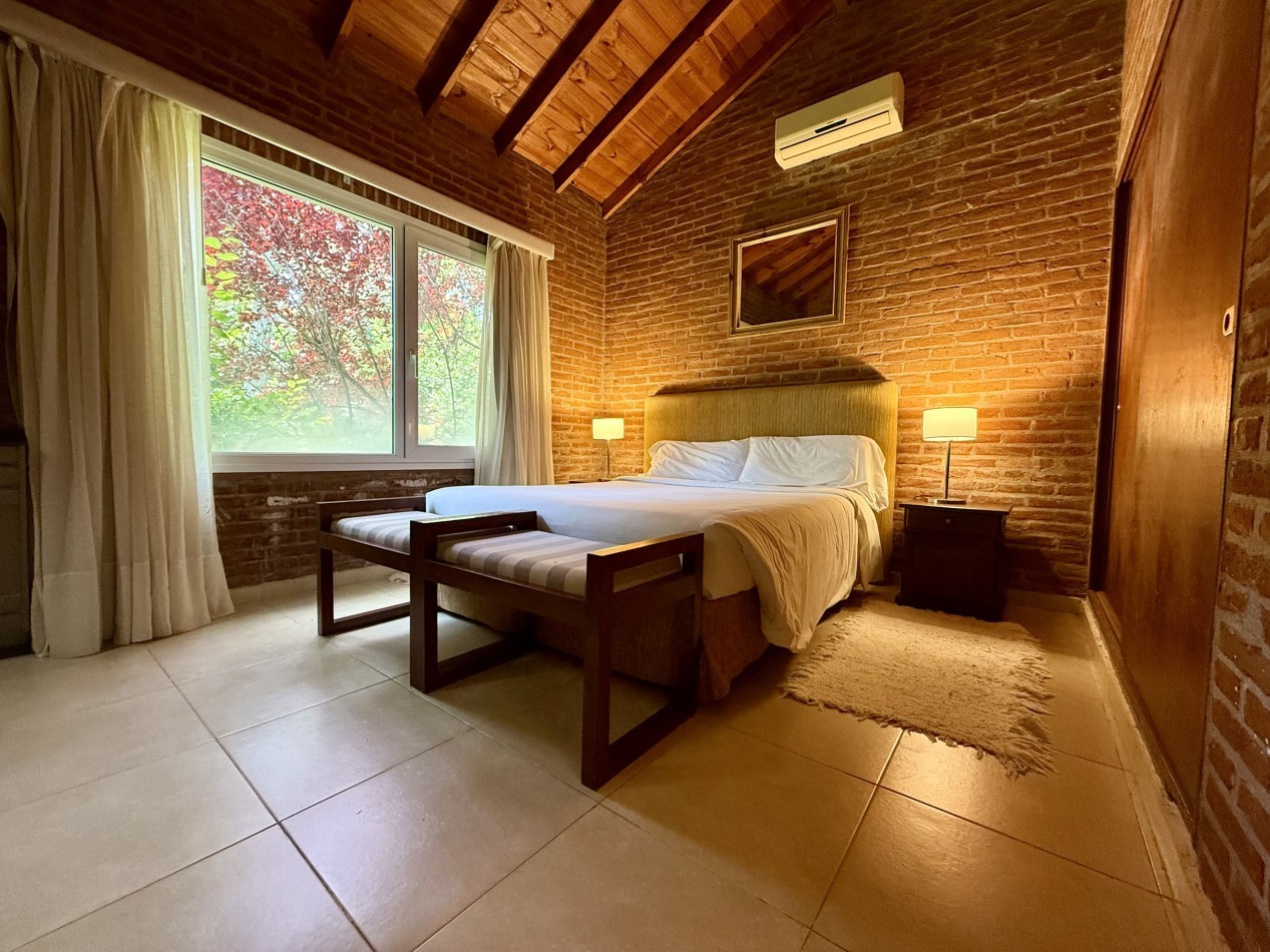 EXCELENTE CASA EN CARILO A METROS DEL CENTRO COMERCIAL