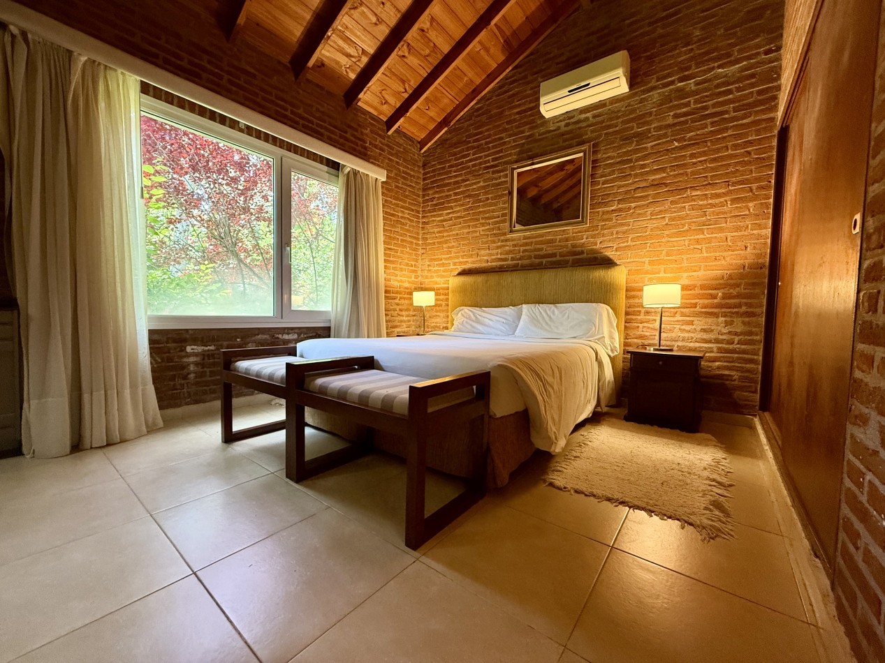 EXCELENTE CASA EN CARILO A METROS DEL CENTRO COMERCIAL
