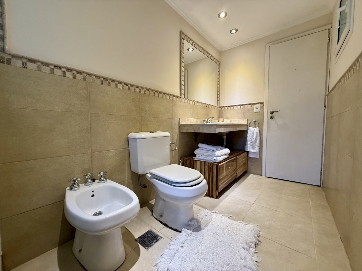 EXCELENTE CASA EN CARILO A METROS DEL CENTRO COMERCIAL