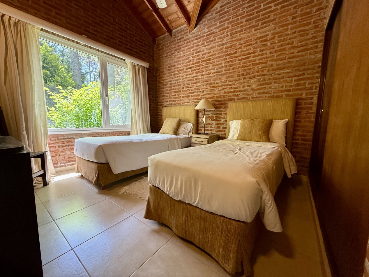 EXCELENTE CASA EN CARILO A METROS DEL CENTRO COMERCIAL