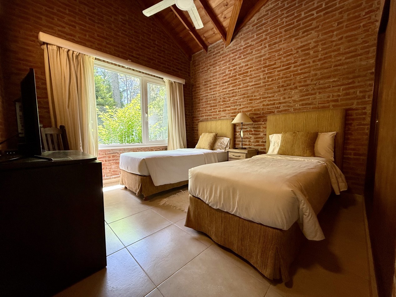 EXCELENTE CASA EN CARILO A METROS DEL CENTRO COMERCIAL