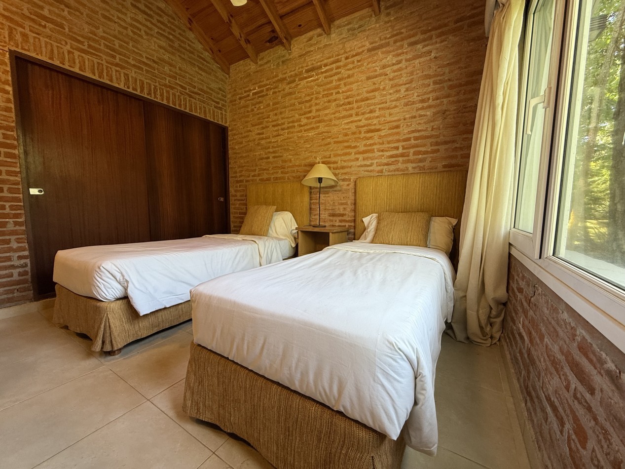 EXCELENTE CASA EN CARILO A METROS DEL CENTRO COMERCIAL