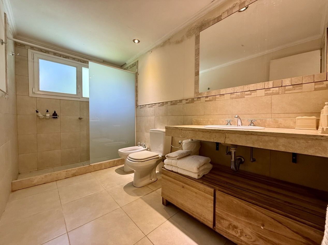 EXCELENTE CASA EN CARILO A METROS DEL CENTRO COMERCIAL