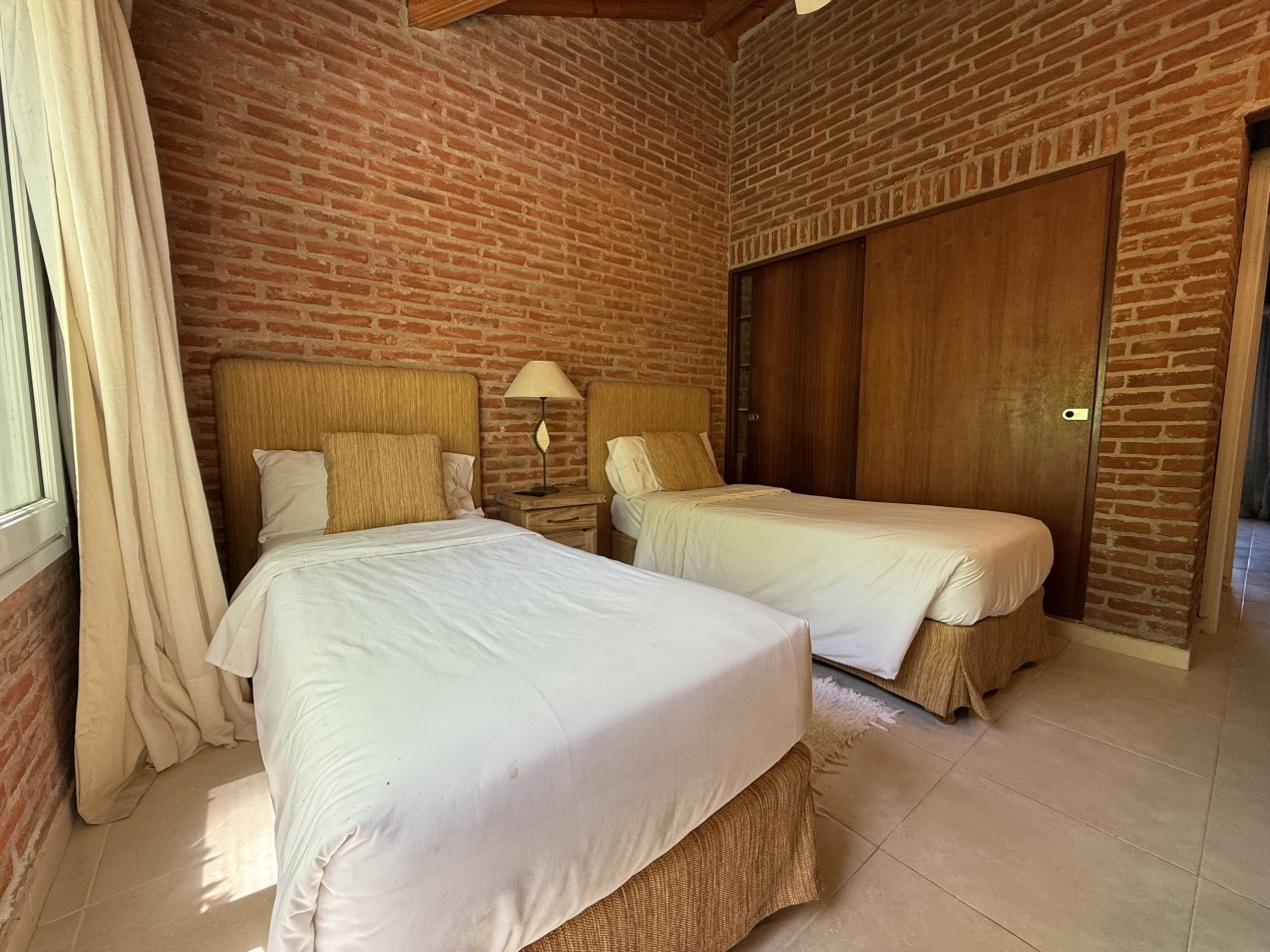 EXCELENTE CASA EN CARILO A METROS DEL CENTRO COMERCIAL