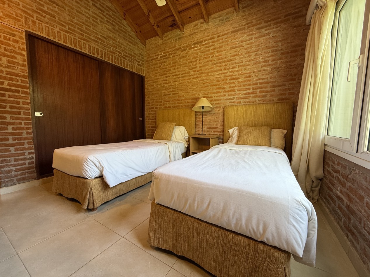 EXCELENTE CASA EN CARILO A METROS DEL CENTRO COMERCIAL
