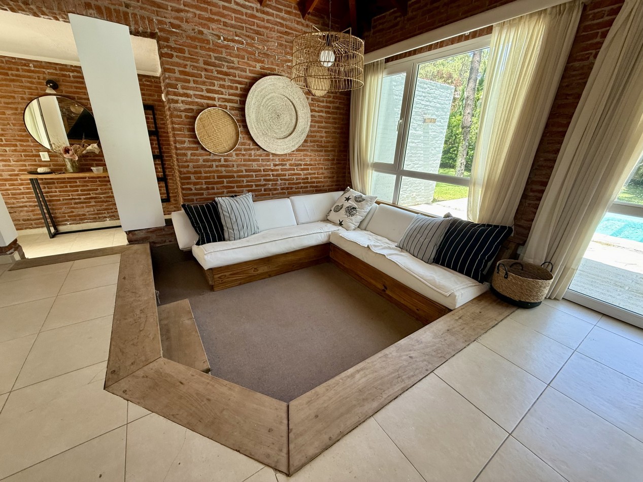 EXCELENTE CASA EN CARILO A METROS DEL CENTRO COMERCIAL
