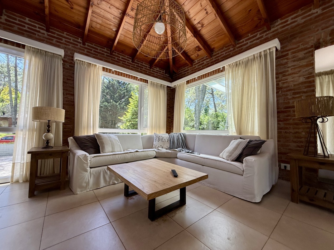 EXCELENTE CASA EN CARILO A METROS DEL CENTRO COMERCIAL
