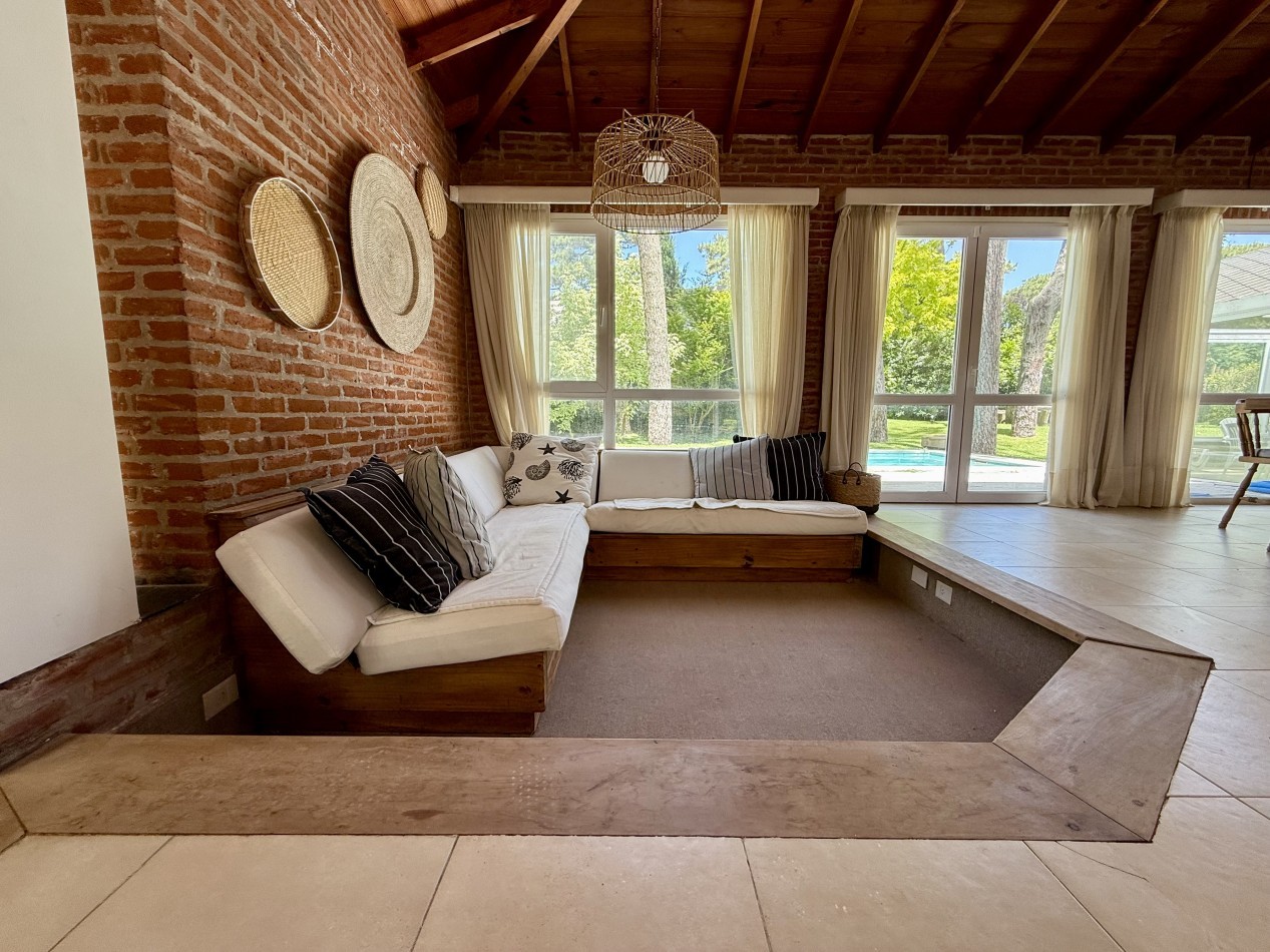 EXCELENTE CASA EN CARILO A METROS DEL CENTRO COMERCIAL