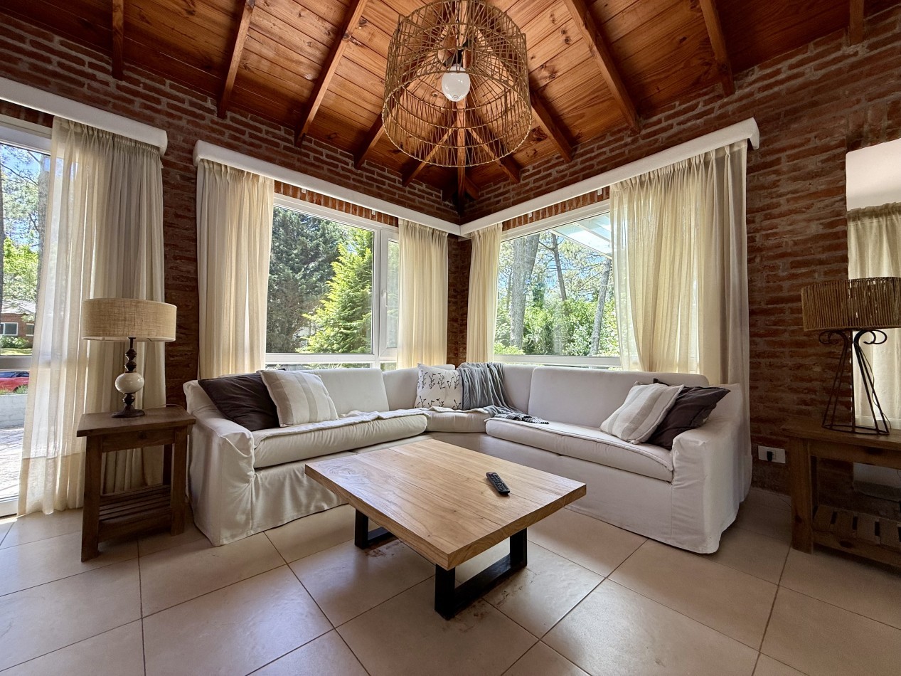 EXCELENTE CASA EN CARILO A METROS DEL CENTRO COMERCIAL