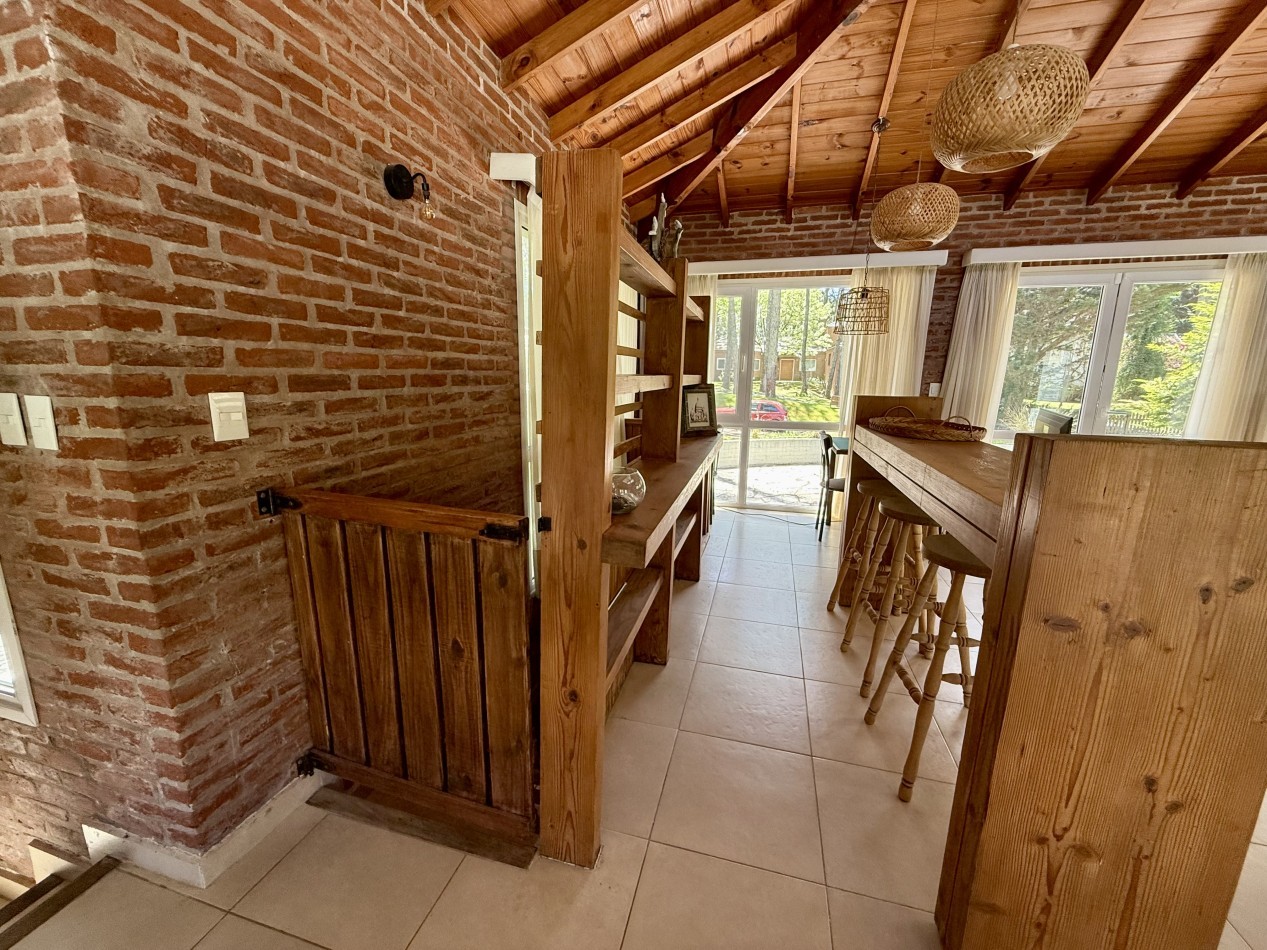 EXCELENTE CASA EN CARILO A METROS DEL CENTRO COMERCIAL