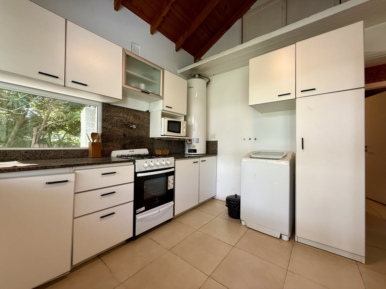 EXCELENTE CASA EN CARILO A METROS DEL CENTRO COMERCIAL