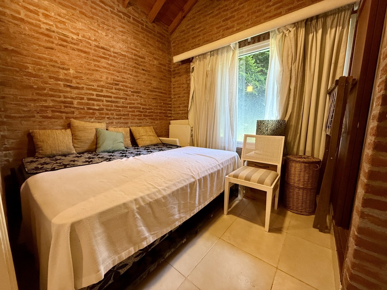 EXCELENTE CASA EN CARILO A METROS DEL CENTRO COMERCIAL