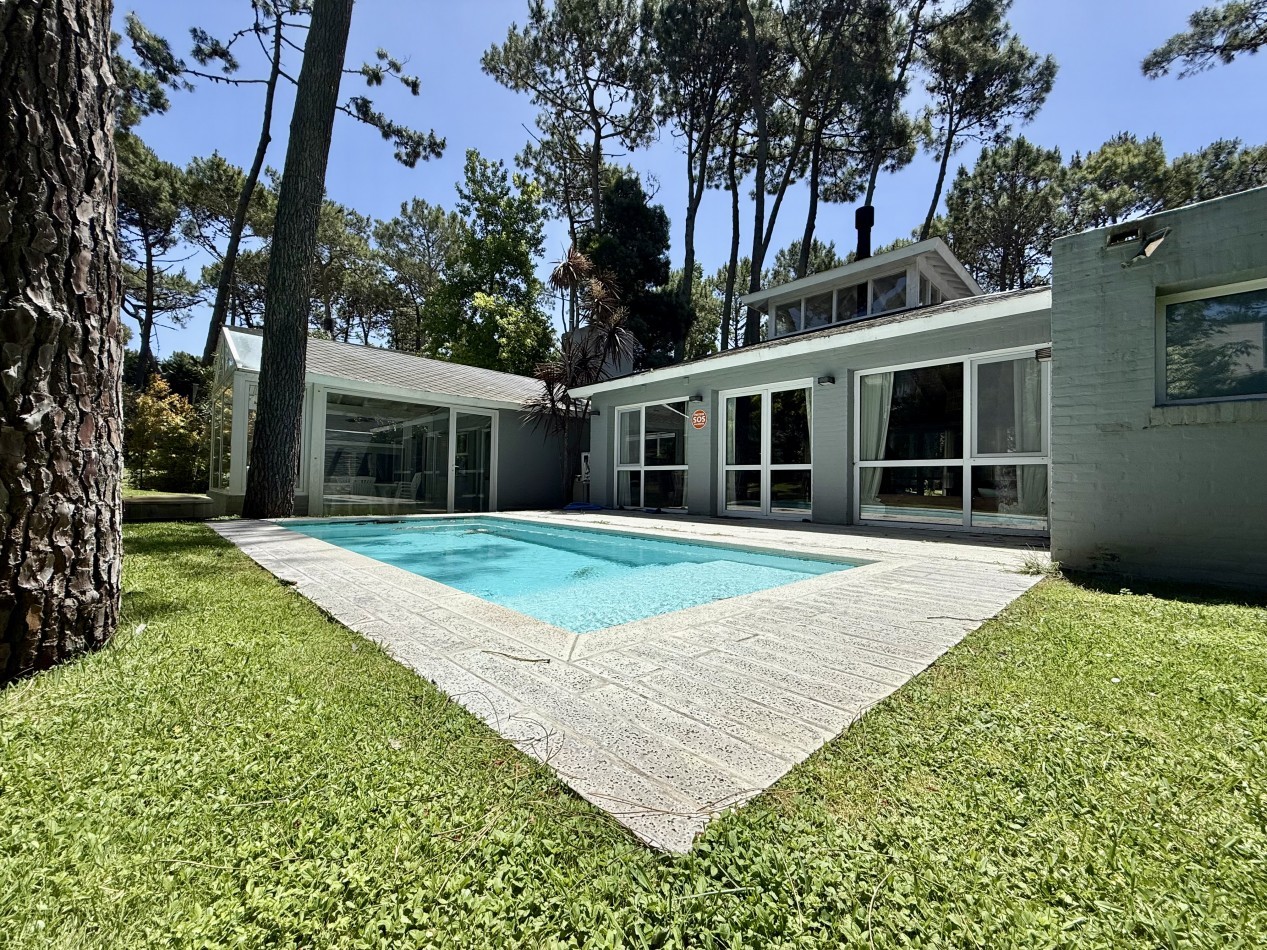 EXCELENTE CASA EN CARILO A METROS DEL CENTRO COMERCIAL