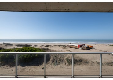 Departamento con amplia terraza frente al mar