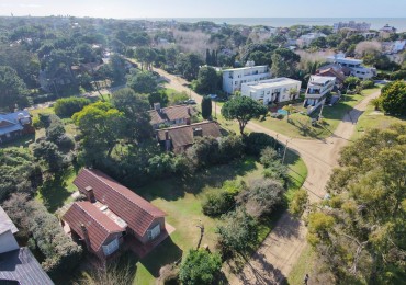 Casa en VENTA sobre 2 lotes con un total de 943M2 