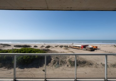 Departamento con amplia terraza frente al mar